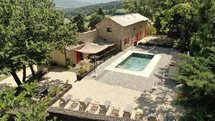 Location de vacances pour 12 personnes, avec Terrasse ainsi que Jardin et Piscine à Faucon