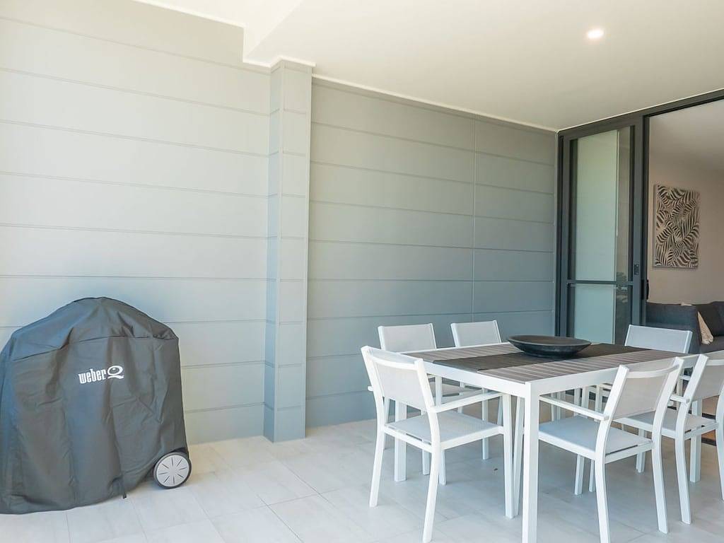 Ganze Wohnung, Situated above bustling First Avenue in Sawtell, this two bedroom apartment is a slice of luxury in Sawtell, New South Wales