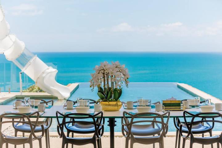 Villa pour 8 personnes, avec bassin pour enfant et jardin ainsi que piscine et vue