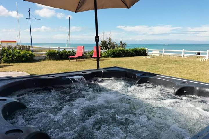 Location de vacances pour 10 personnes, avec jardin ainsi que jacuzzi et terrasse, animaux acceptés dans Ecole De Voile Hauteville Sur Mer