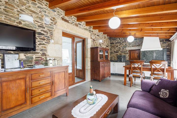 Ganze Wohnung, Ferienwohnung 'O Pozo' mit gemeinsamer Terrasse und Wlan in Ordes, La Coruña Provinz