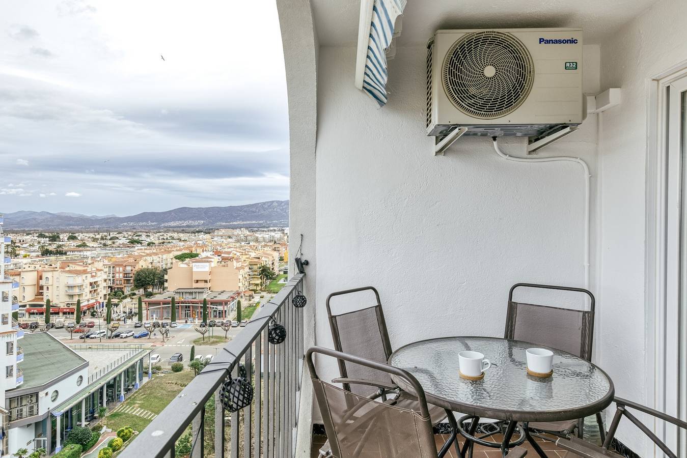 Apartamento entero, Apartamento 'Location Bord De Mer' con vistas a la montaña, Wi-Fi y aire acondicionado in Ampuriabrava, Alt Empordà