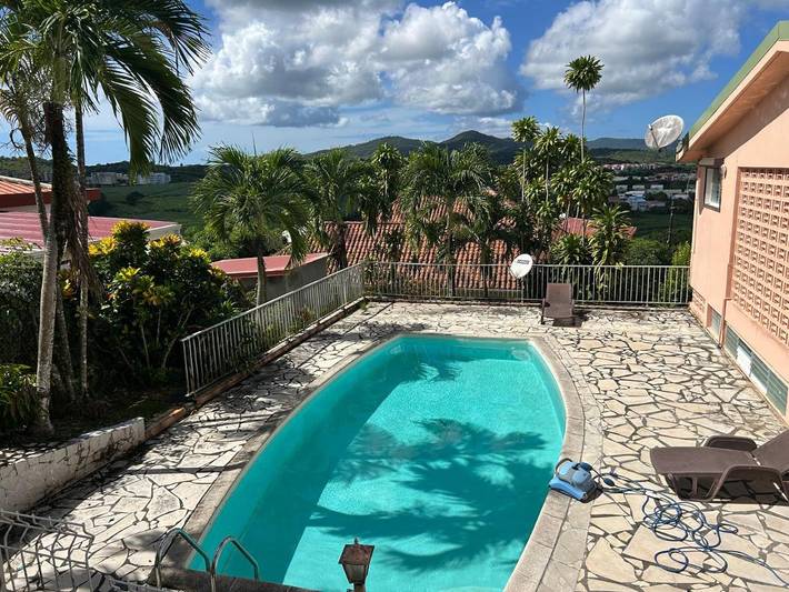 Appartement de vacances pour 4 personnes, avec jardin et balcon ainsi que piscine et vue