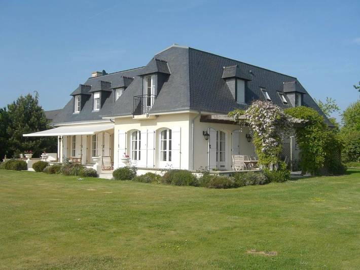 Ferienwohnung für 2 Personen, mit Whirlpool und Terrasse sowie Garten und Pool in Epiniac