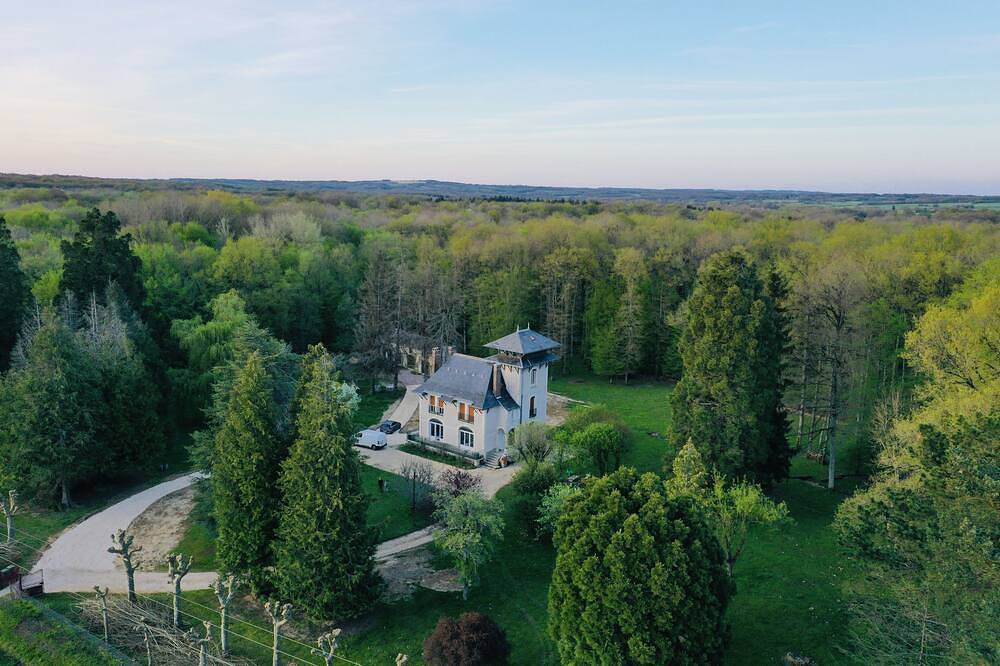 La maison Maroc, a house nestled in a 2-hectare park in Saints-en-Puisaye, Auxerre und Umgebung