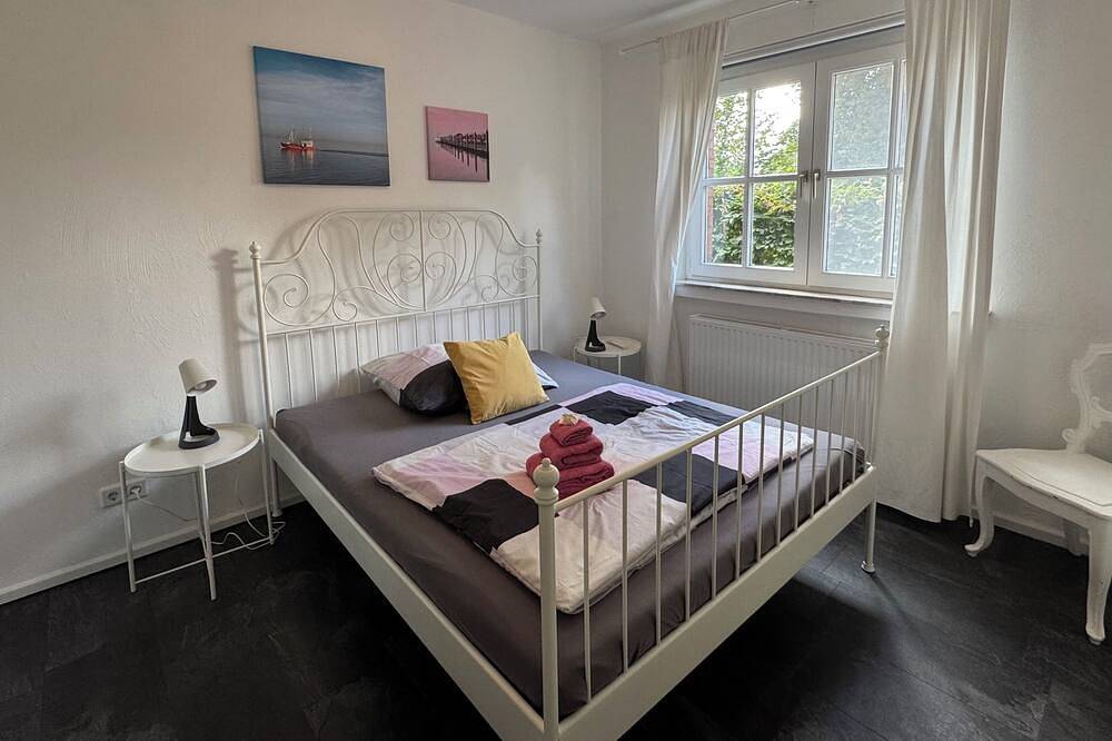 Modern, familienfreundlich & zentral: Ferienwohnung mit Garten in Burhave in Burhave, Butjadingen