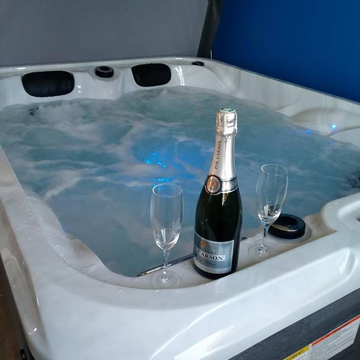 Location de vacances pour 3 personnes, avec Jacuzzi et Terrasse ainsi que Jardin et Sauna à Saint-Pardoux