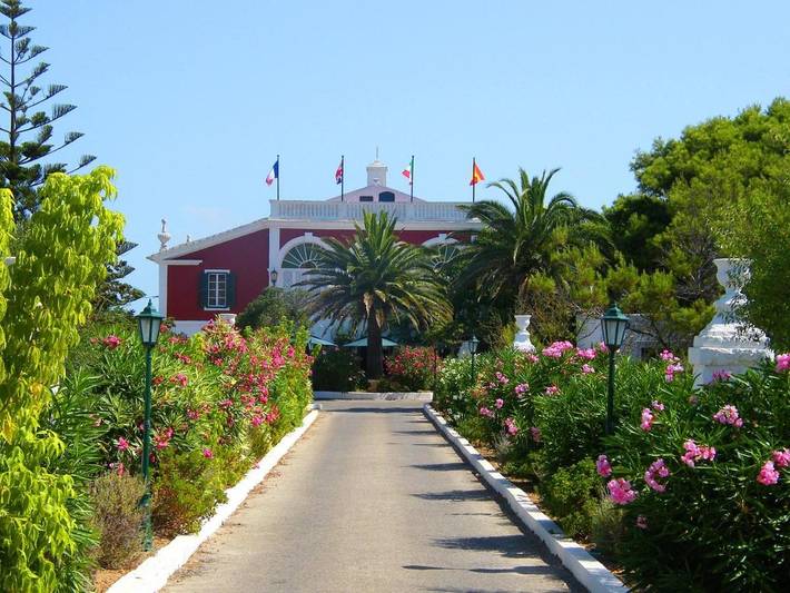 Hôtel pour 2 personnes, avec piscine ainsi que jardin et terrasse à Es Castell - 4