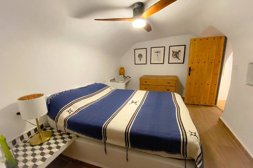 Large cave house for up to twelve guests in Benamaurel, Geoparque de Granada