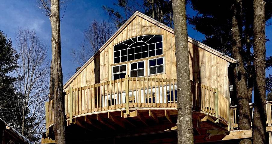 Vacation house for 4 people, with balcony and hot tub as well as yard in Maine