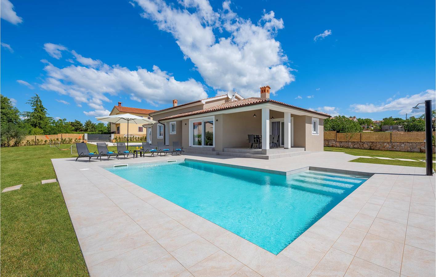 Geräumige Ferienwohnung mit Pool und Terrasse, 300 m zum Restaurant | WLAN & Parkplatz in Barban, Südküste Istrien