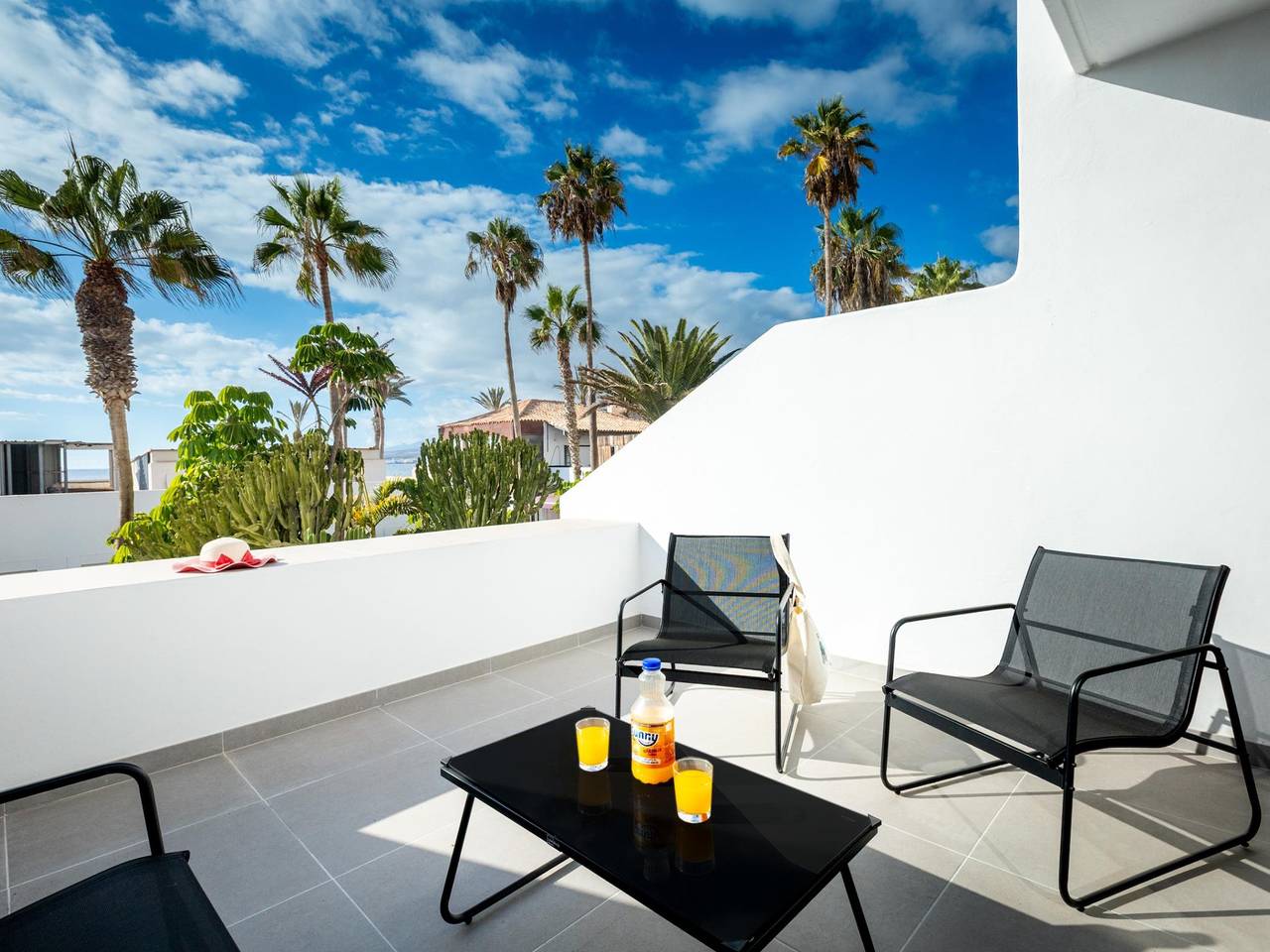 Entire holiday apartment, Stylish 179 Parque Santiago 2, front of the sea, swimming pool in Playa de las Américas, Arona