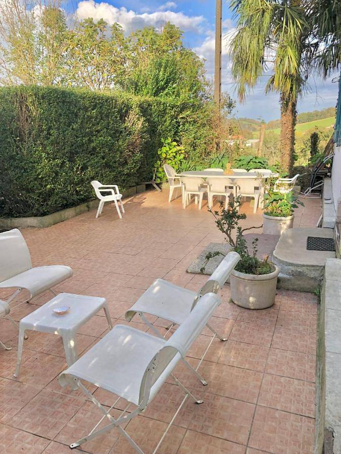 Location de vacances pour 10 personnes, avec terrasse et jardin ainsi que piscine et vue à Espelette - 2