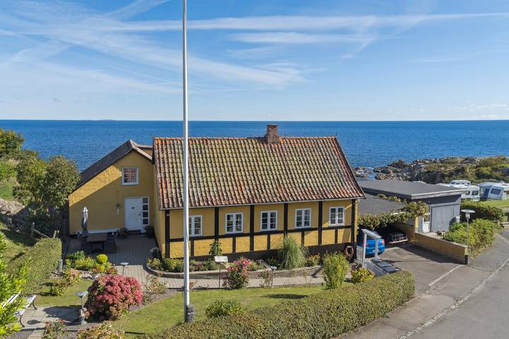 Ferieudlejning for 6 personer, med have og udsigt samt balkon i Gudhjem