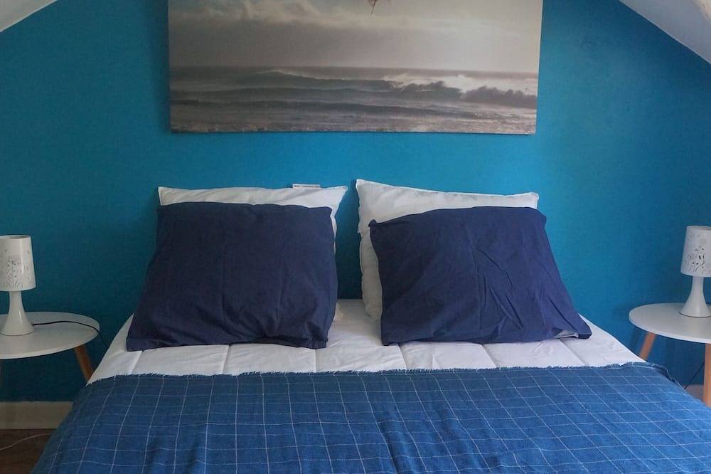 Encantadora casita azul en el corazón de los páramos cerca del océano y el lago de León in Linxe, Côte d’Argent