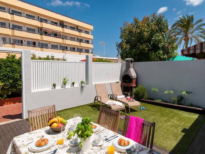 Gîte pour 4 personnes, avec Terrasse ainsi que Jardin et Piscine