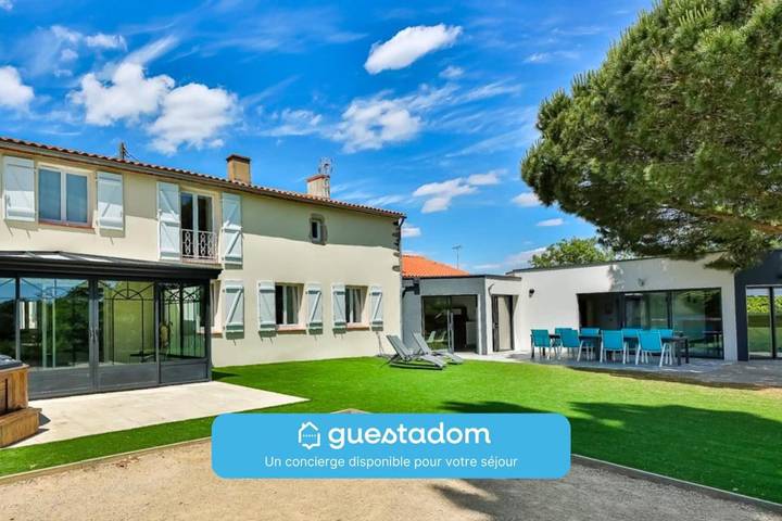 Location de vacances pour 15 personnes, avec Jacuzzi et Terrasse ainsi que Jardin et Piscine à Aizenay