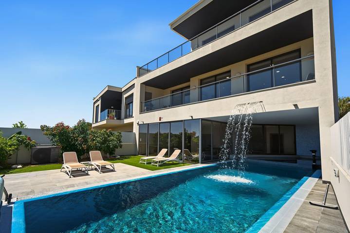 Casa de férias para 8 pessoas, com Varanda e Jacuzzi e ainda Jardim and Piscina infantil em Mexilhoeira Grande