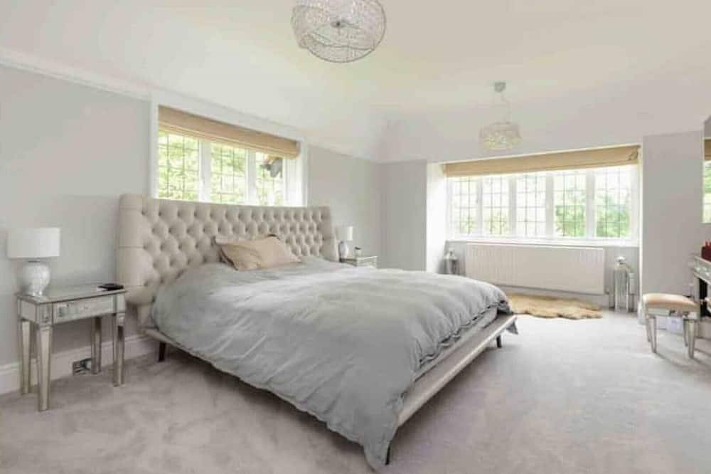 Beautiful 6 Bedroom Home with Pool & Hot Tub in Greensands Ridge, Boughton Monchelsea