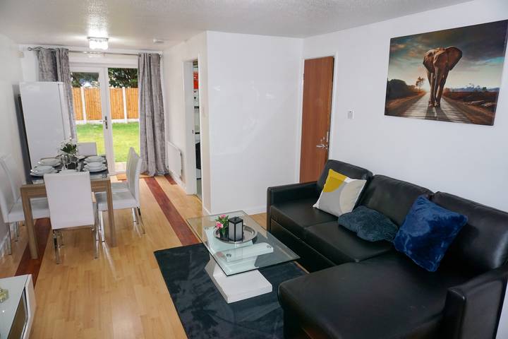 Biz & Fam Sleeps 7 Wigan w/ Parking, Self-Check-in in Wigan, Grand Manchester