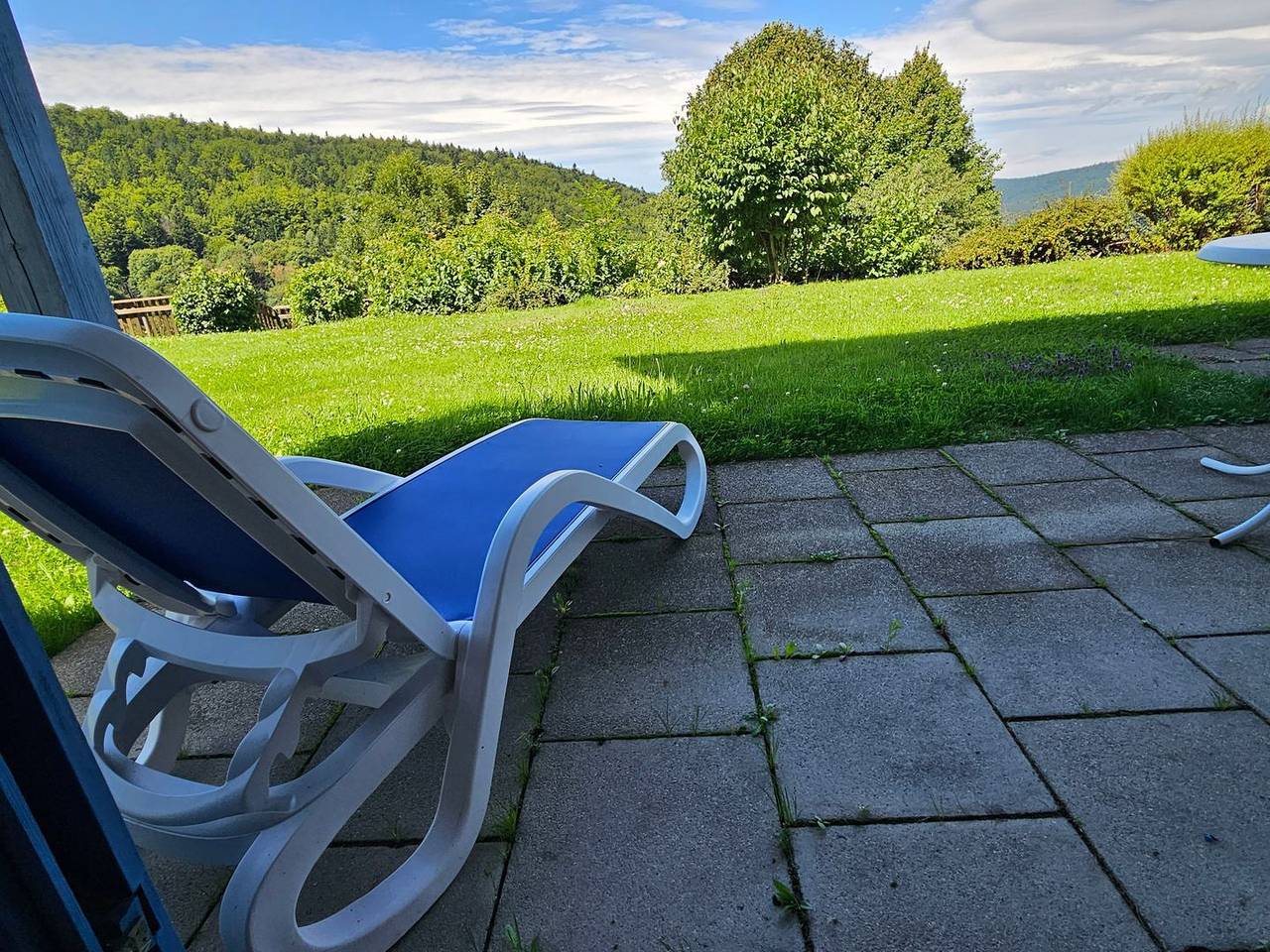 Ganze Wohnung, Zweckmässige, günstige Ferienwohnung mit Terrasse, Gartenblick und Tiefgarage im Sonnenwald in Schöfweg, Ostbayern