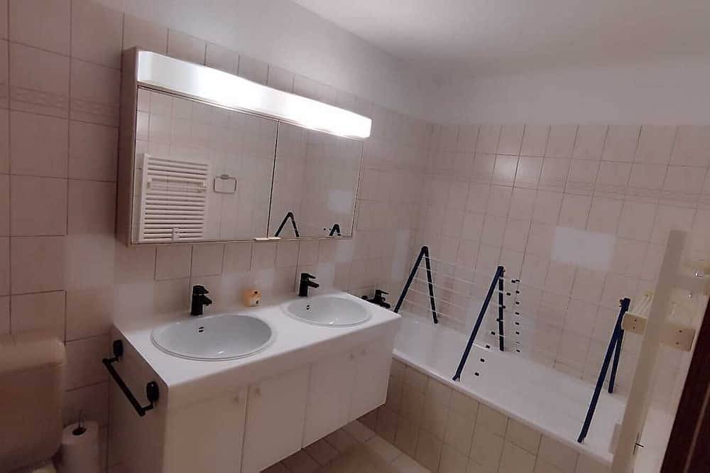 Ganze Wohnung, Ferienwohnung als Wohlfühloase mit sonnigem Balkon  5 Min vom Rheinfall entfernt in Neuhausen am Rheinfall, Kanton Schaffhausen