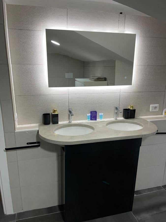 Villa Lidia & Attico degli artisti, free pets , giardino recintato e attrezzato in Scauri, Provincia di Latina