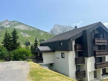 Gîte pour 4 personnes, avec piscine ainsi que balcon et vue à Manigod