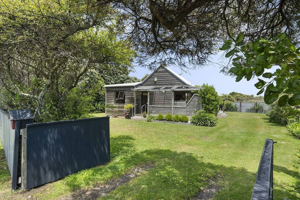 Waimea Cottage - Waikanae Holiday Home in Kapiti Coast District