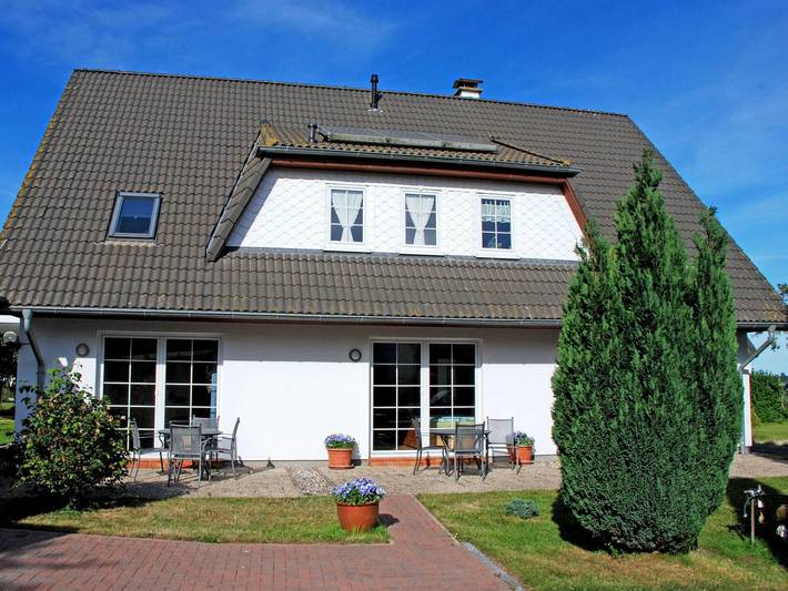 Ferienwohnung für 2 Personen, mit Balkon und Terrasse sowie Garten und Seeblick in Middelhagen