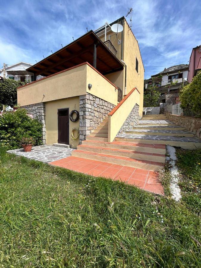 Ferienwohnung für 6 Personen, mit Balkon und Terrasse sowie Garten und Ausblick in Pomonte