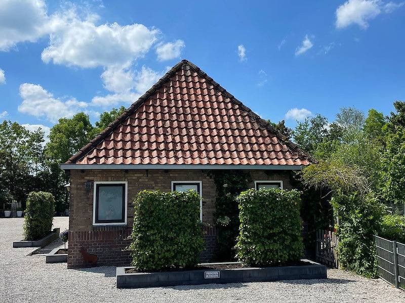 Vakantiefriesland — Vakantiehuis Nes met groot grasveld in Nationaal Park De Alde Feanen