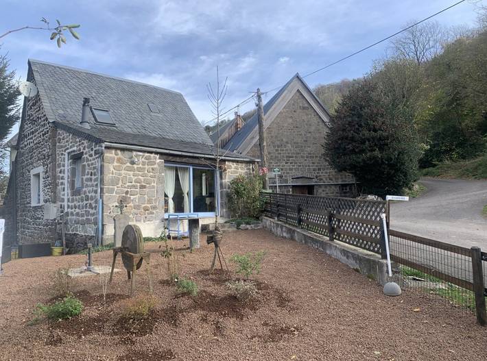 Gîte pour 4 personnes, avec jardin et terrasse à Rochefort-Montagne - 2