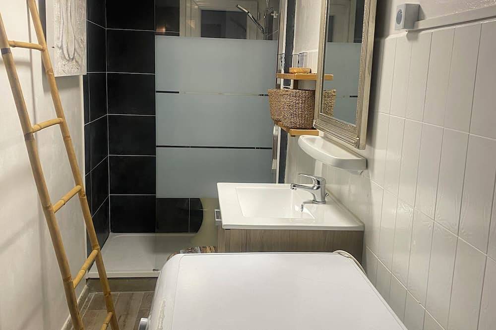 Entire apartment, 8-bed 2-bathroom apartment in the heart of the village in Formiguères, Prades region