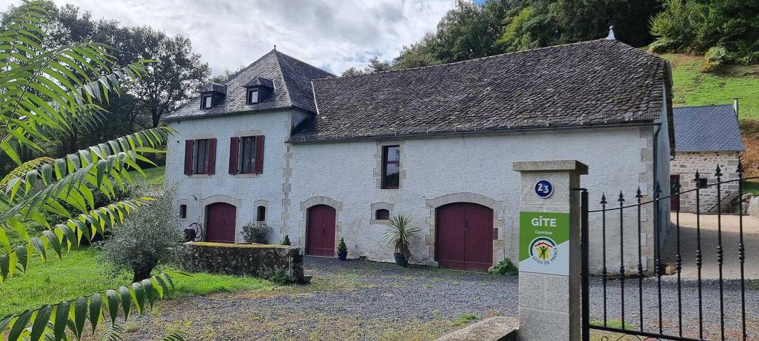 Vakantiehuis voor 6 personen, with terras and tuin as well as zwembad in Argentat