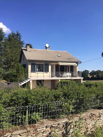 Gîte pour 5 personnes, avec terrasse et jardin, animaux acceptés à Salles-Curan