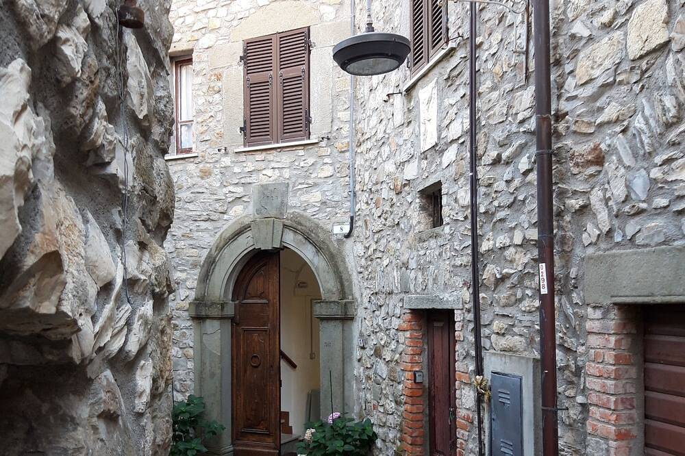 Ganze Wohnung, Cozy mini apartment on large terrace with unique view, pets allowed in Bagnone, Nationalpark Toskanisch-Emilianischer Apennin