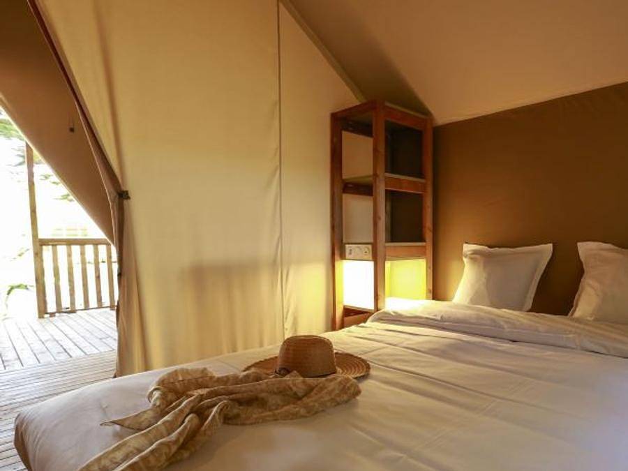 Camping Demoiselles Plage - Tente en toile et en bois 4 personnes - Tente Lodge Confort (2 chambres - Sans sanitaires) 4 pers.  in Saint-Hilaire-de-Riez, Vendée