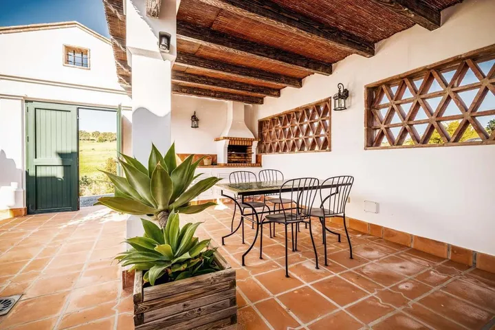 Casa de vacaciones para 3 personas, con vistas además de jardín y piscina - 1