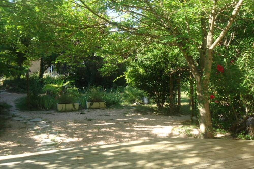 Al borde del bosque, en la Provenza verde, in Brignoles, Región Brignoles