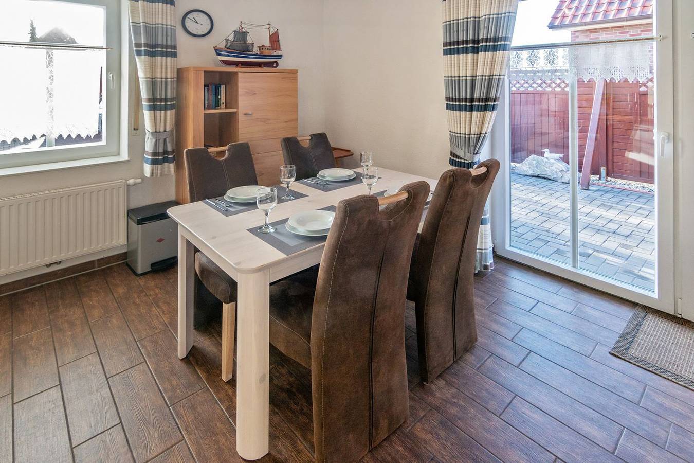 Ganze Wohnung, Komfortable Ferienwohnung mit Terrasse und moderner Ausstattung in Norddeich in Strand Norddeich, Norddeich