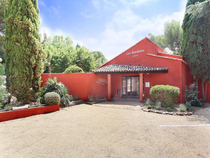 Appartamento per 4 persone, con balcone/terrazza e terrazza nonché piscina in Arles