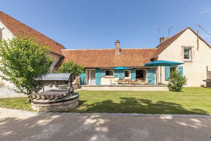 Gîte pour 9 personnes, avec terrasse et jardin à Seur