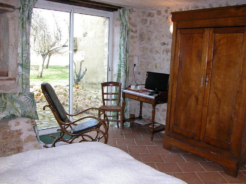 La Pertuzerie - Chambre "La Terrasse" in Saint-Savinien, Région de Saint-Jean-d'Angély