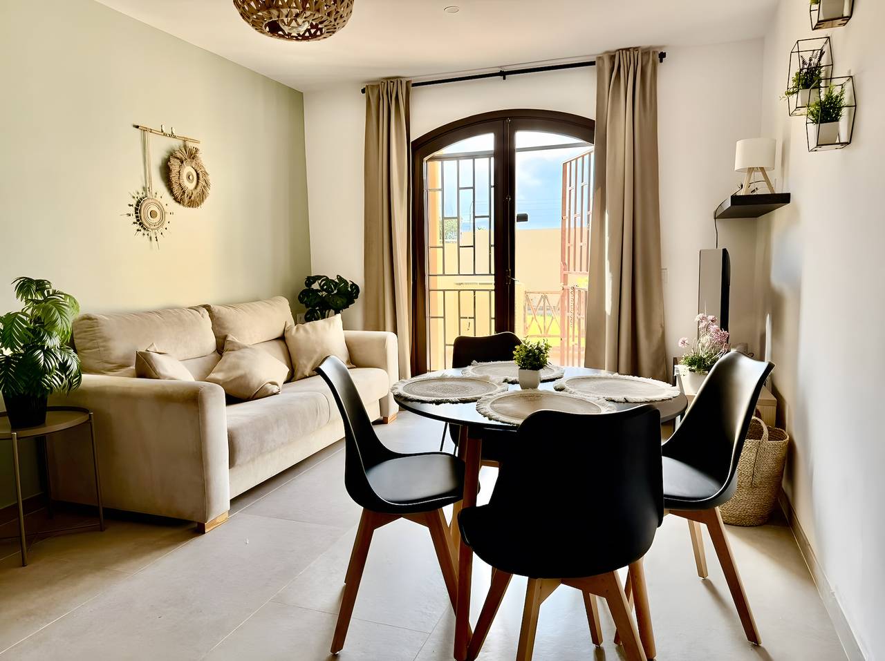 Geheel appartement, Vakantie 'Casa Tagoro Dream' met Gedeeld Zwembad, Privéterras en Wi-Fi in Costa del Silencio, Arona