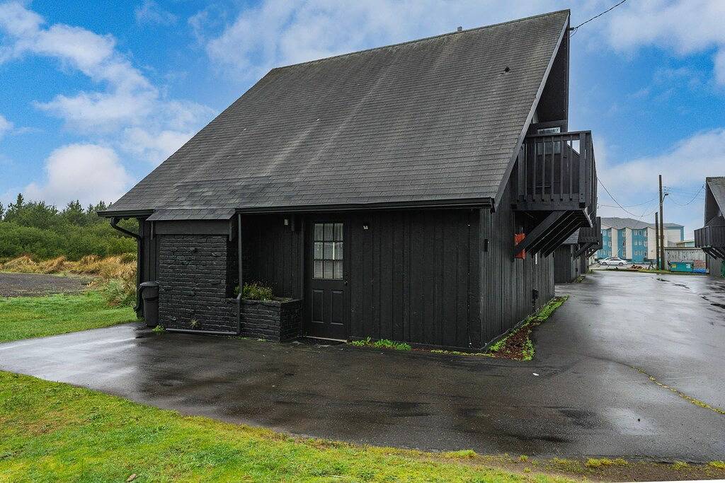 Cozy Chalet in Ocean Shores located within steps from the beach in Ocean Shores Beach, Ocean Shores