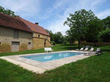 Gîte pour 13 personnes, avec piscine ainsi que jardin et vue à Milhac