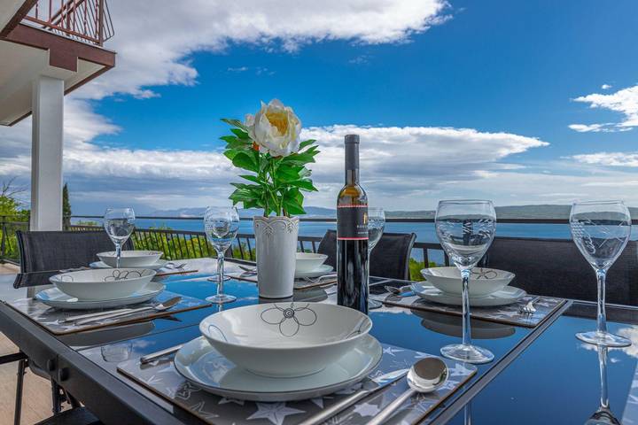 Ferienwohnung für 6 Personen, mit Balkon und Pool in Dramalj