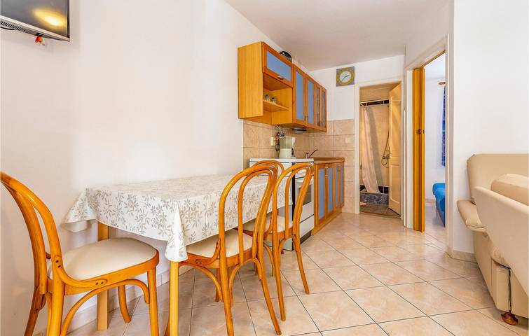 Ganze Ferienwohnung, Gemütlich, 2 km zum Strand: Modernes Apartment mit Terrasse und Annehmlichkeiten in Marčana, Südküste Istrien