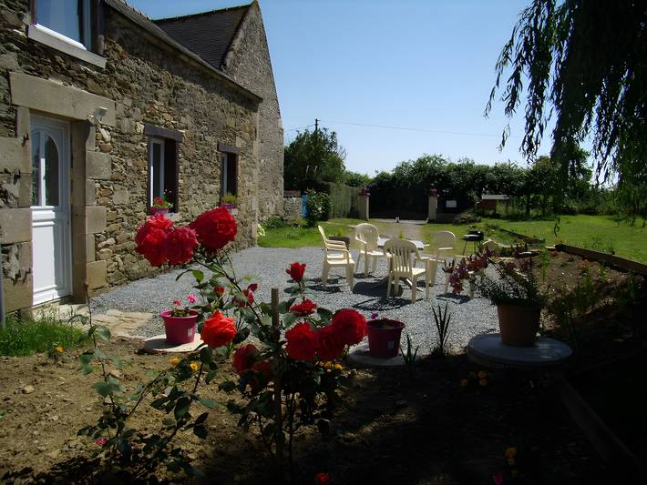 Holiday Home 'Gîte Joly' with Private Terrace, Private Garden and Wi-Fi in Corseul, Dinan Området